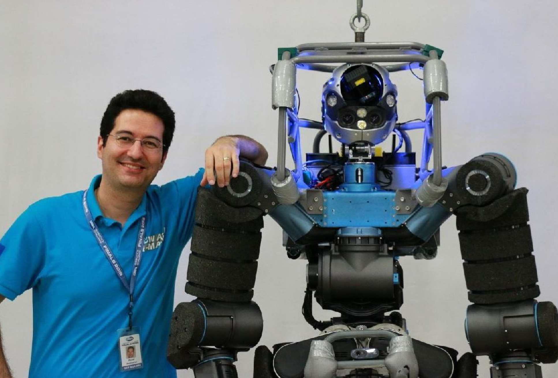 Обычного человека сделают роботом. Робот картинка. Создатель роботов. Робот мужчина. Человекоподобный робот.
